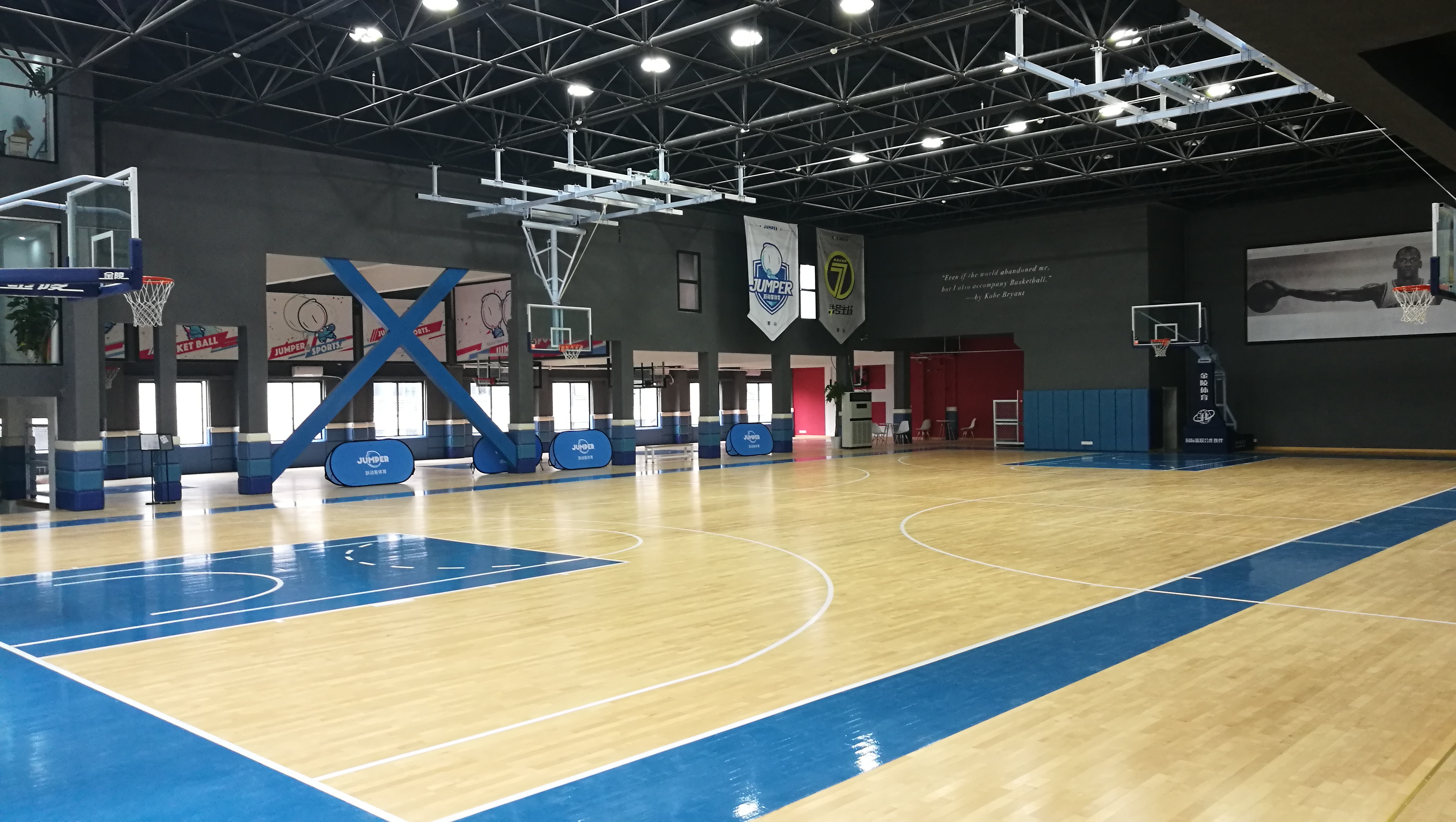 地铁站里打羽毛球通勤动线变运动场(图1)